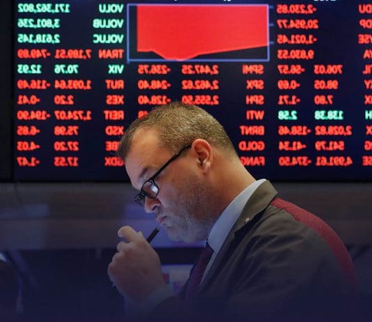 Dow Flips over 500 points as COVID-19 fears rise once again