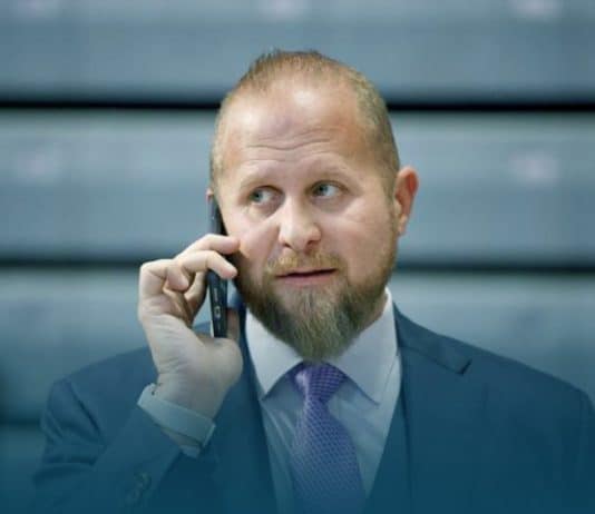 Former Trump campaign manager quits as senior adviser